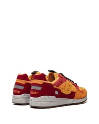 Baskets basses en daim orange Saucony