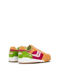 Baskets basses en daim orange Saucony