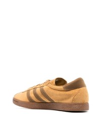 Baskets basses en daim orange adidas