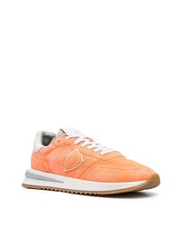 Baskets basses en daim orange Philippe Model Paris