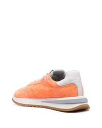 Baskets basses en daim orange Philippe Model Paris