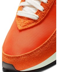 Baskets basses en daim orange Nike