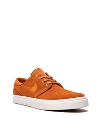 Baskets basses en daim orange Nike