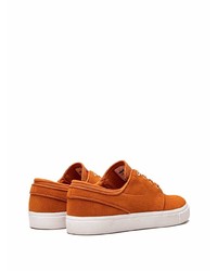 Baskets basses en daim orange Nike