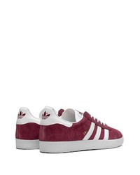 Baskets basses en daim pourpre foncé adidas