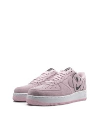 Baskets basses en daim roses Nike