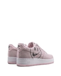 Baskets basses en daim roses Nike