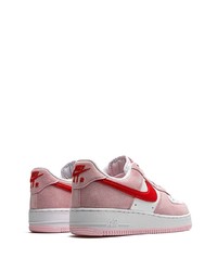 Baskets basses en daim roses Nike