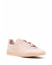 Baskets basses en daim roses adidas