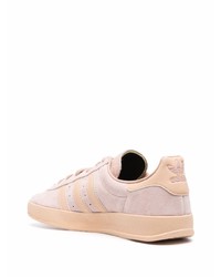 Baskets basses en daim roses adidas