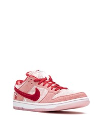 Baskets basses en daim roses Nike