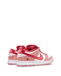 Baskets basses en daim roses Nike