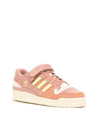 Baskets basses en daim roses adidas