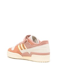 Baskets basses en daim roses adidas