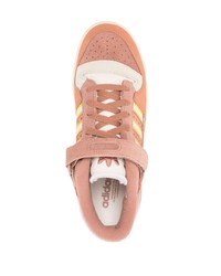 Baskets basses en daim roses adidas