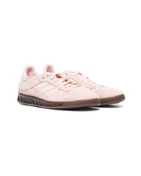 Baskets basses en daim roses adidas