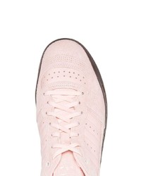 Baskets basses en daim roses adidas