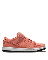 Baskets basses en daim roses Nike