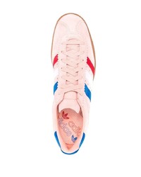 Baskets basses en daim roses adidas