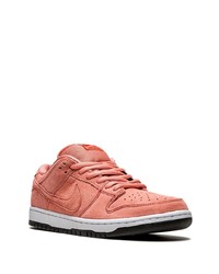 Baskets basses en daim roses Nike