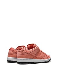 Baskets basses en daim roses Nike