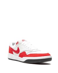 Baskets basses en daim rouge et blanc Nike