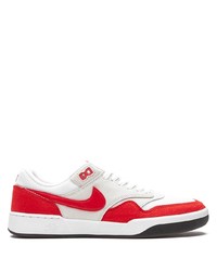 Baskets basses en daim rouge et blanc Nike