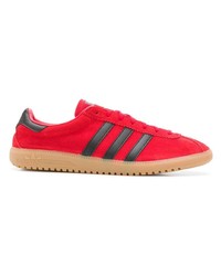 Baskets basses en daim rouges adidas