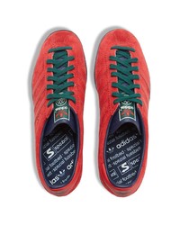 Baskets basses en daim rouges adidas