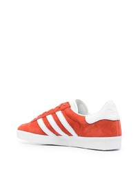 Baskets basses en daim rouges adidas