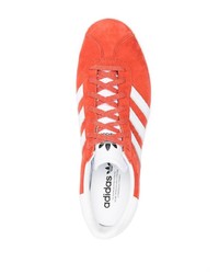 Baskets basses en daim rouges adidas