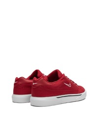 Baskets basses en daim rouges Nike