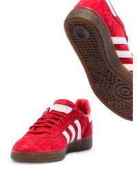 Baskets basses en daim rouges adidas