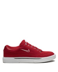 Baskets basses en daim rouges Nike