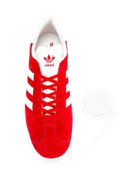 Baskets basses en daim rouges adidas