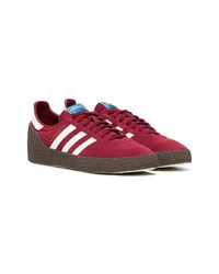 Baskets basses en daim rouges adidas