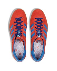 Baskets basses en daim rouges adidas