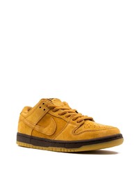 Baskets basses en daim tabac Nike