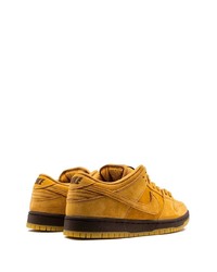 Baskets basses en daim tabac Nike