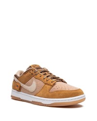 Baskets basses en daim tabac Nike