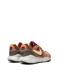 Baskets basses en daim tabac Nike