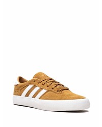 Baskets basses en daim tabac adidas