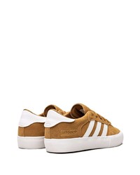 Baskets basses en daim tabac adidas