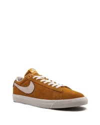 Baskets basses en daim tabac Nike