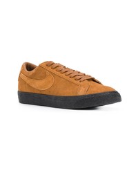 Baskets basses en daim tabac Nike