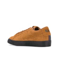 Baskets basses en daim tabac Nike