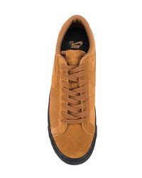 Baskets basses en daim tabac Nike