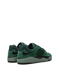 Baskets basses en daim vert foncé Nike