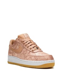 Baskets basses en satin roses Nike