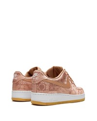 Baskets basses en satin roses Nike